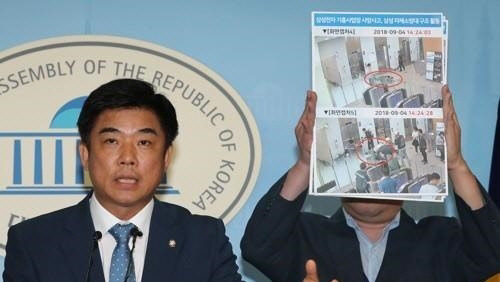 김병욱 더불어민주당 의원이 1일 지난달 3명의 사상자를 낸 삼성전자의 경기도 기흥 반도체공장의 이산화탄소 누출사고 당시 사측이 밝힌 최초 사망자의 사망시각이 잘못됐다며 해명을 촉구했다. 김 의원이 서울 여의도동 국회에서 발표하고 있다. <연합뉴스 제공>